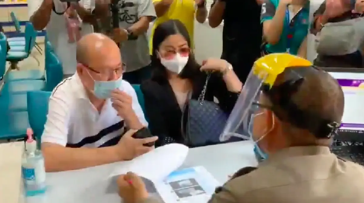 เอาแล้ว!! “ติ๊ก” ภรรยา “หนุ่ม ศรราม” ถูกแจ้งความคดีฉ้อโกงจัดซื้อหน้ากากอนามัย