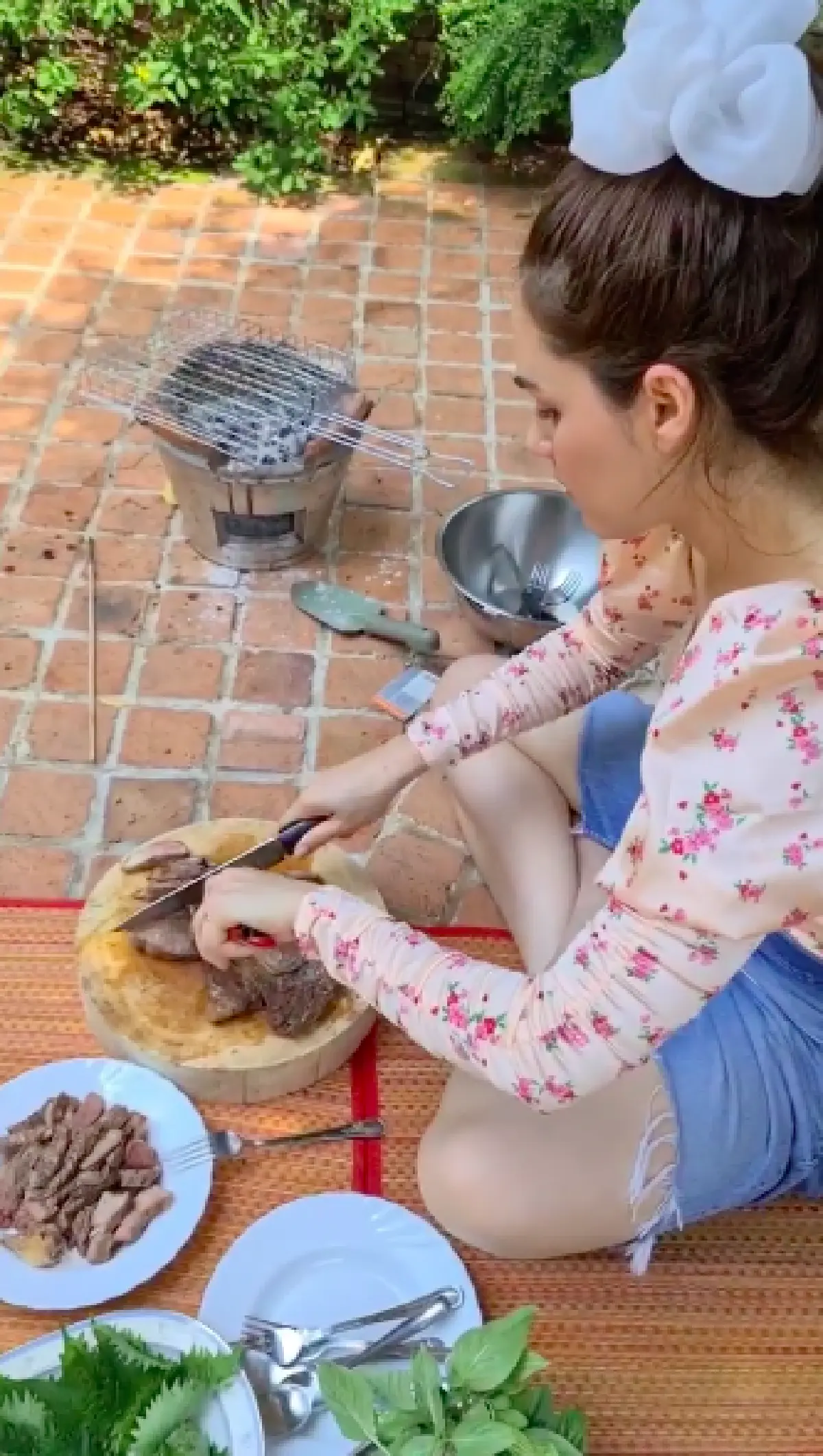 ไม่รู้จะโฟกัสอะไรดี! “ชมพู่ อารยา" กับชุดย่างเนื้อสุดแซ่บ