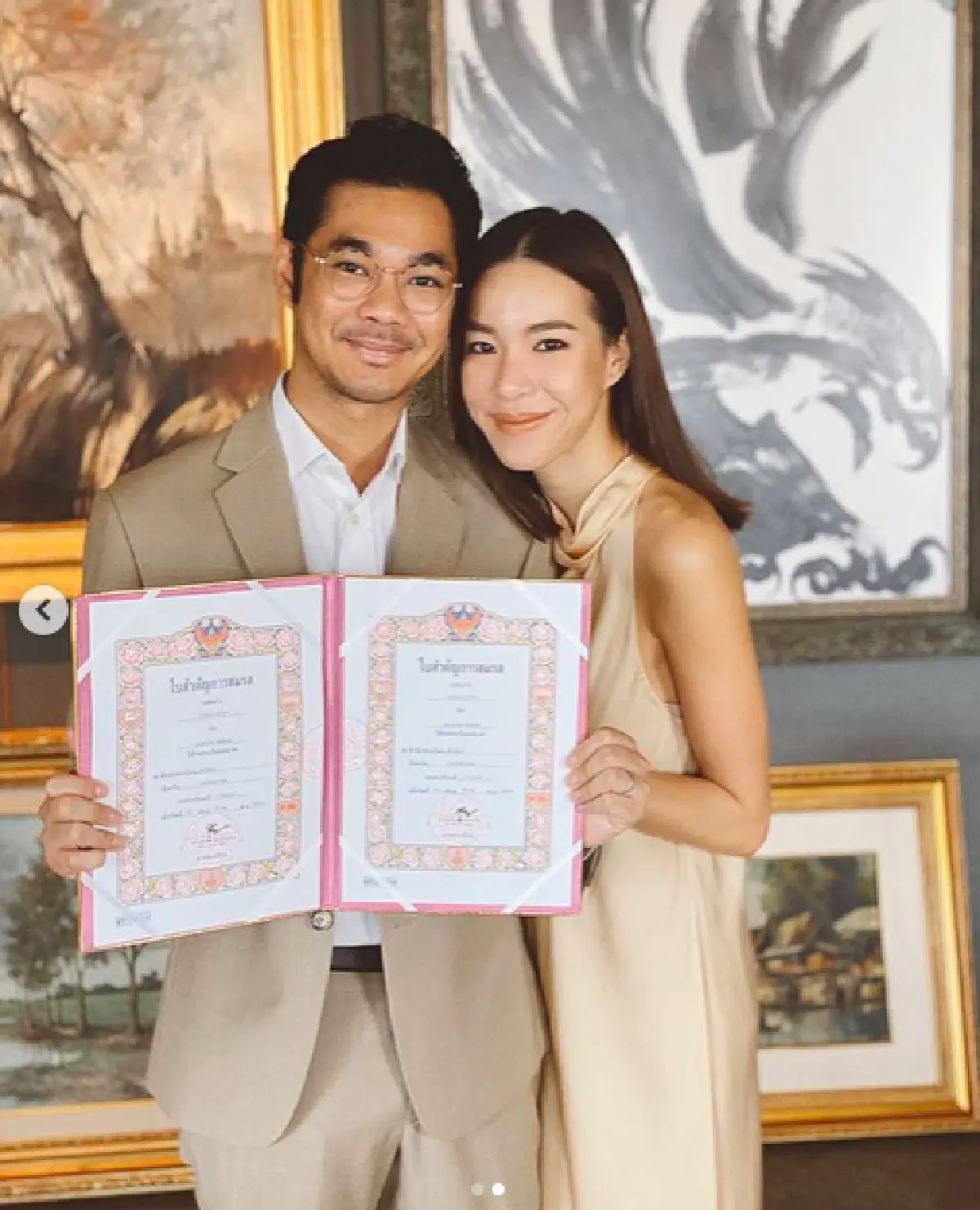 วันพิเศษ! “เนม เก็ทสึโนวา” ควงภรรยา “ป้อ” จดทะเบียนสมรส