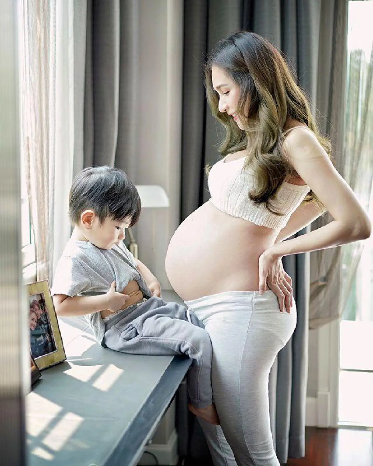  ทิ้งทวนก่อนคลอด! "เนย โชติกา" สวยสดใสพาครอบครัวถ่ายรูป