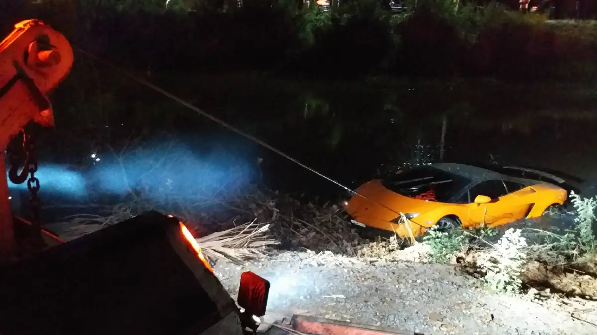 หนุ่มซิ่งแลมโบกินี่เสียหลักพุ่งลงคลองคนขับได้รับบาดเจ็บแต่ล่องหน