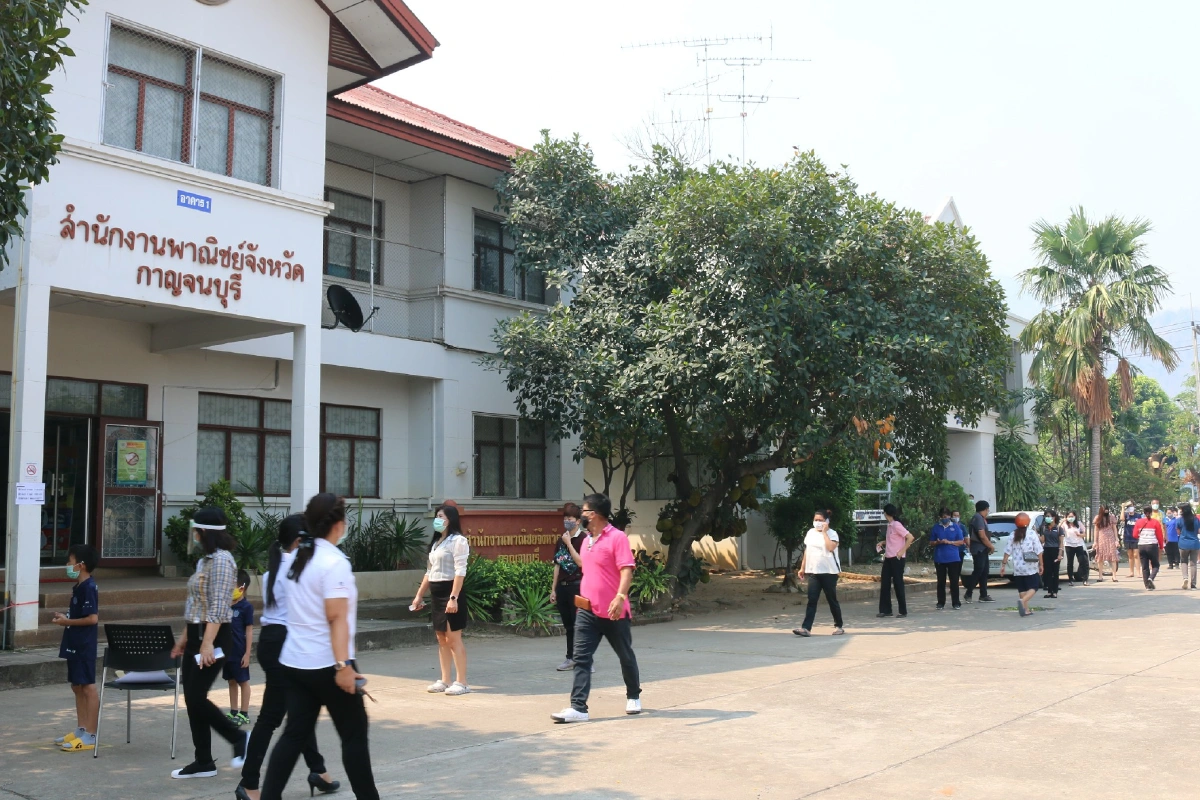 พาณิชย์กาญจน์ ขายไข่ไก่ราคาส่ง ให้คนตั้งแถวซื้อห่าง 1 เมตร