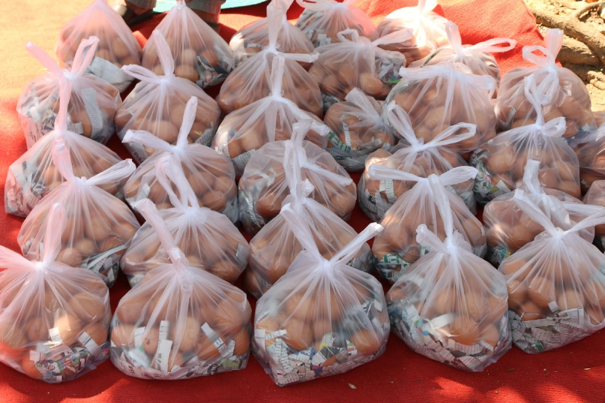 พาณิชย์กาญจน์ ขายไข่ไก่ราคาส่ง ให้คนตั้งแถวซื้อห่าง 1 เมตร