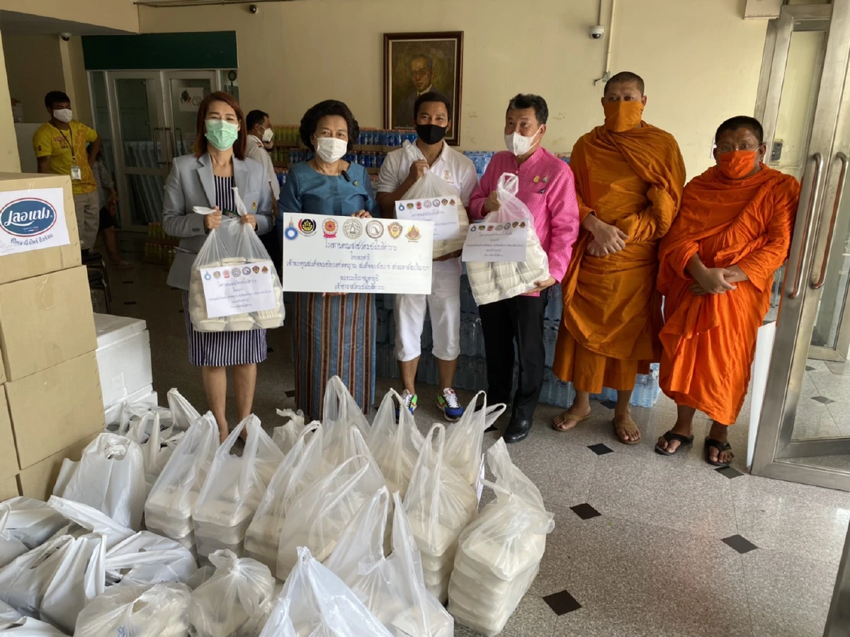 วัดระฆังฯร่วมมือพช.สภาสตรีฯตั้งโรงทานทำอาหารถวายพระช่วยบุคลากรทางการแพทย์