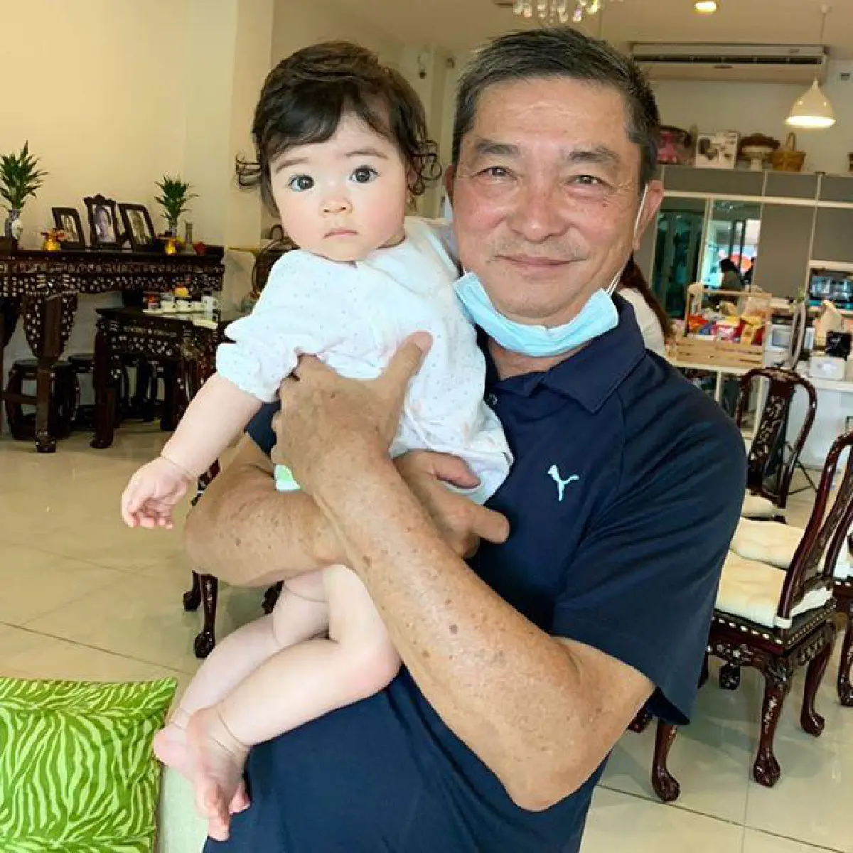 น้องดีแลน-เดมี่ สดใสเคียงข้างคุณตา ร่วมปรบมือให้กำลังใจทีมแพทย์ (คลิป)