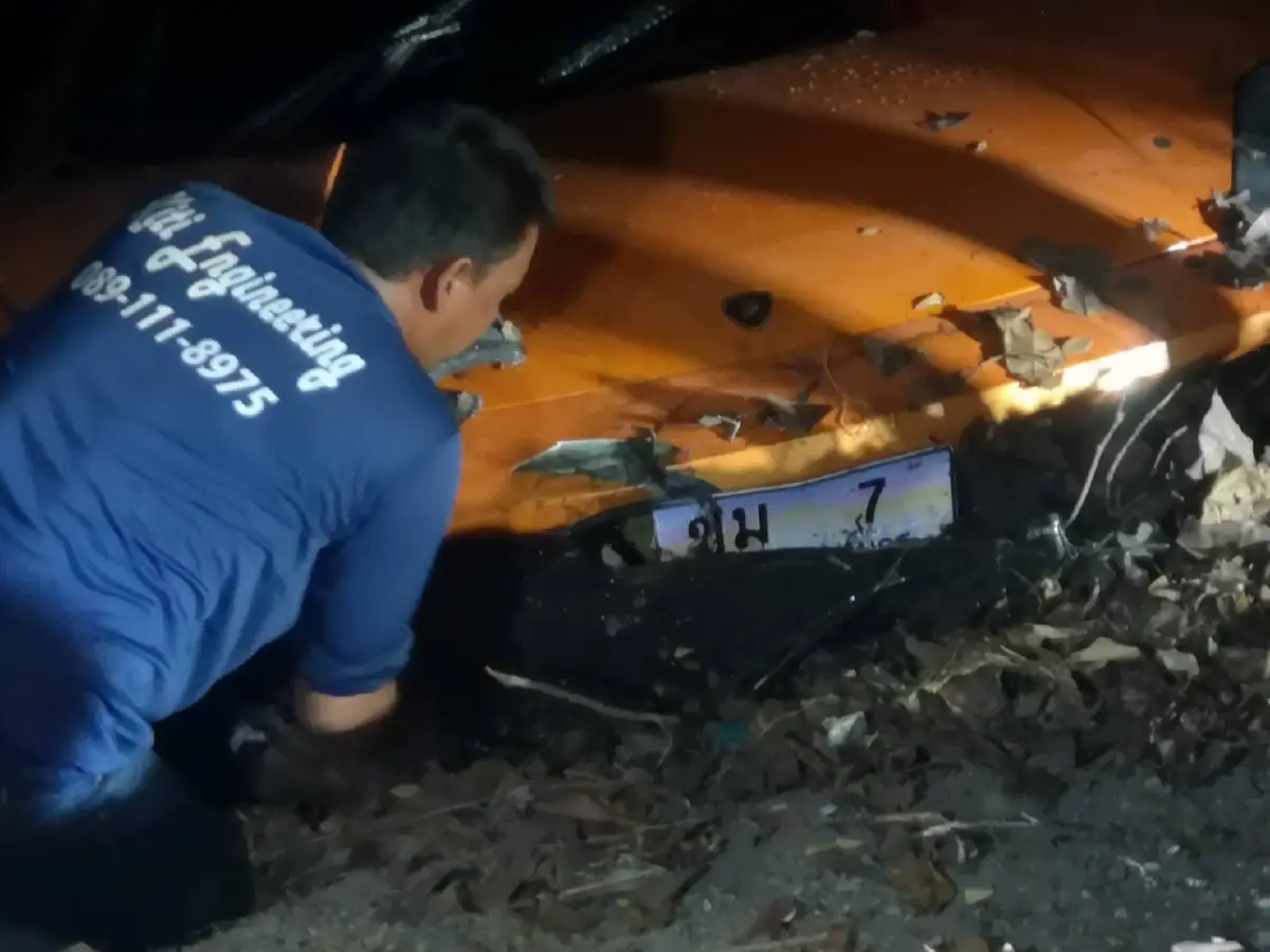 หนุ่มซิ่งแลมโบกินี่เสียหลักพุ่งลงคลองคนขับได้รับบาดเจ็บแต่ล่องหน