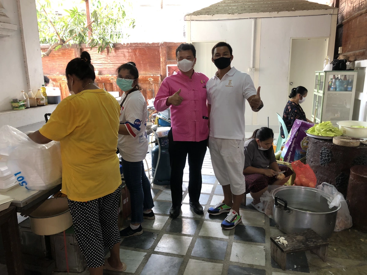 วัดระฆังฯร่วมมือพช.สภาสตรีฯตั้งโรงทานทำอาหารถวายพระช่วยบุคลากรทางการแพทย์