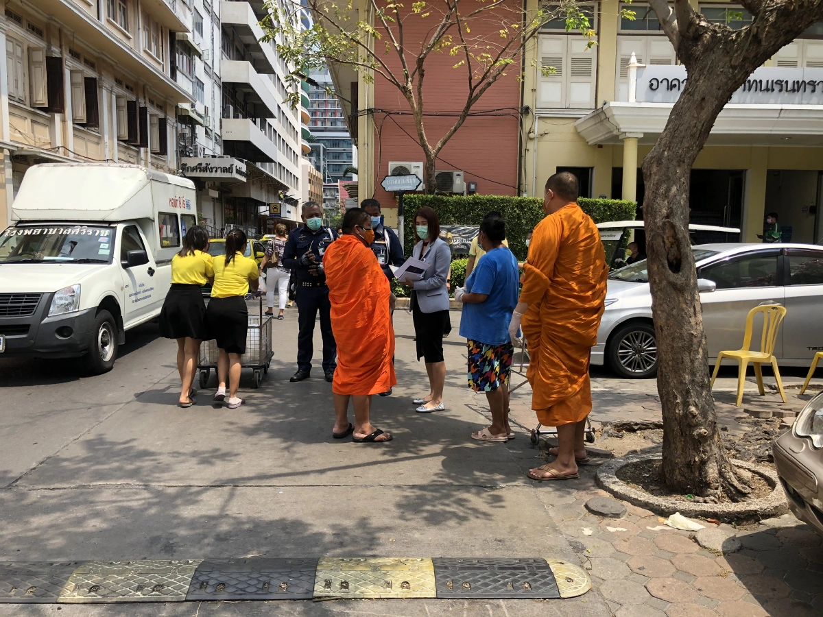 วัดระฆังฯร่วมมือพช.สภาสตรีฯตั้งโรงทานทำอาหารถวายพระช่วยบุคลากรทางการแพทย์