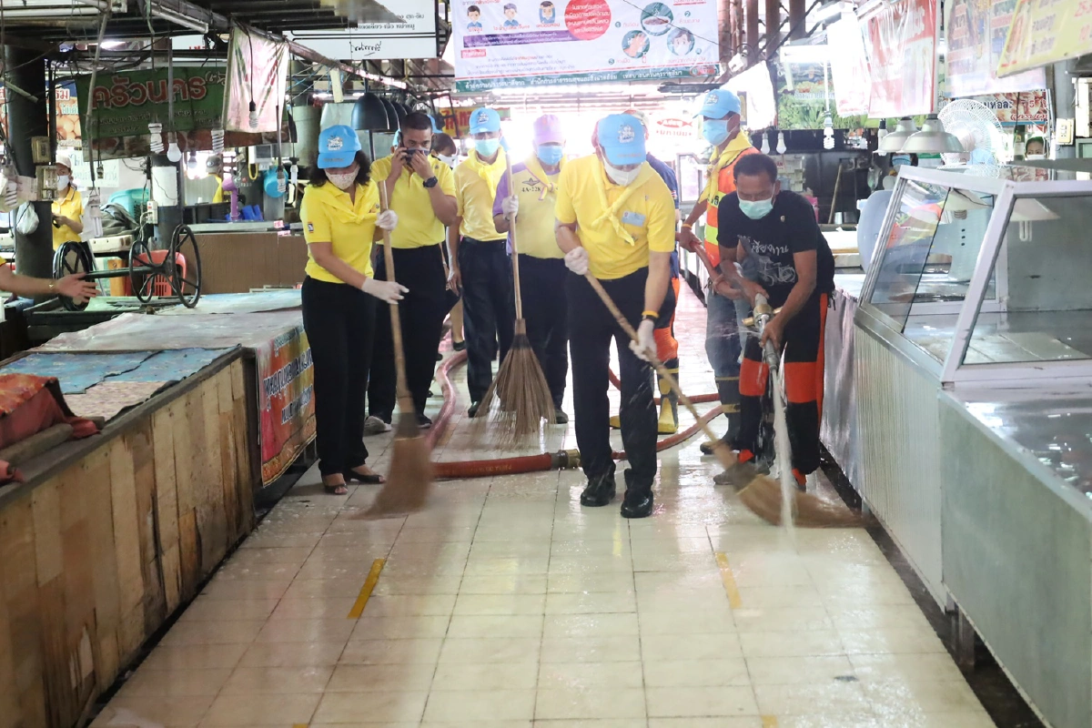 ผู้ว่าฯโคราช นำจิตอาสาล้างตลาดสด ลดเสี่ยงโควิด-19