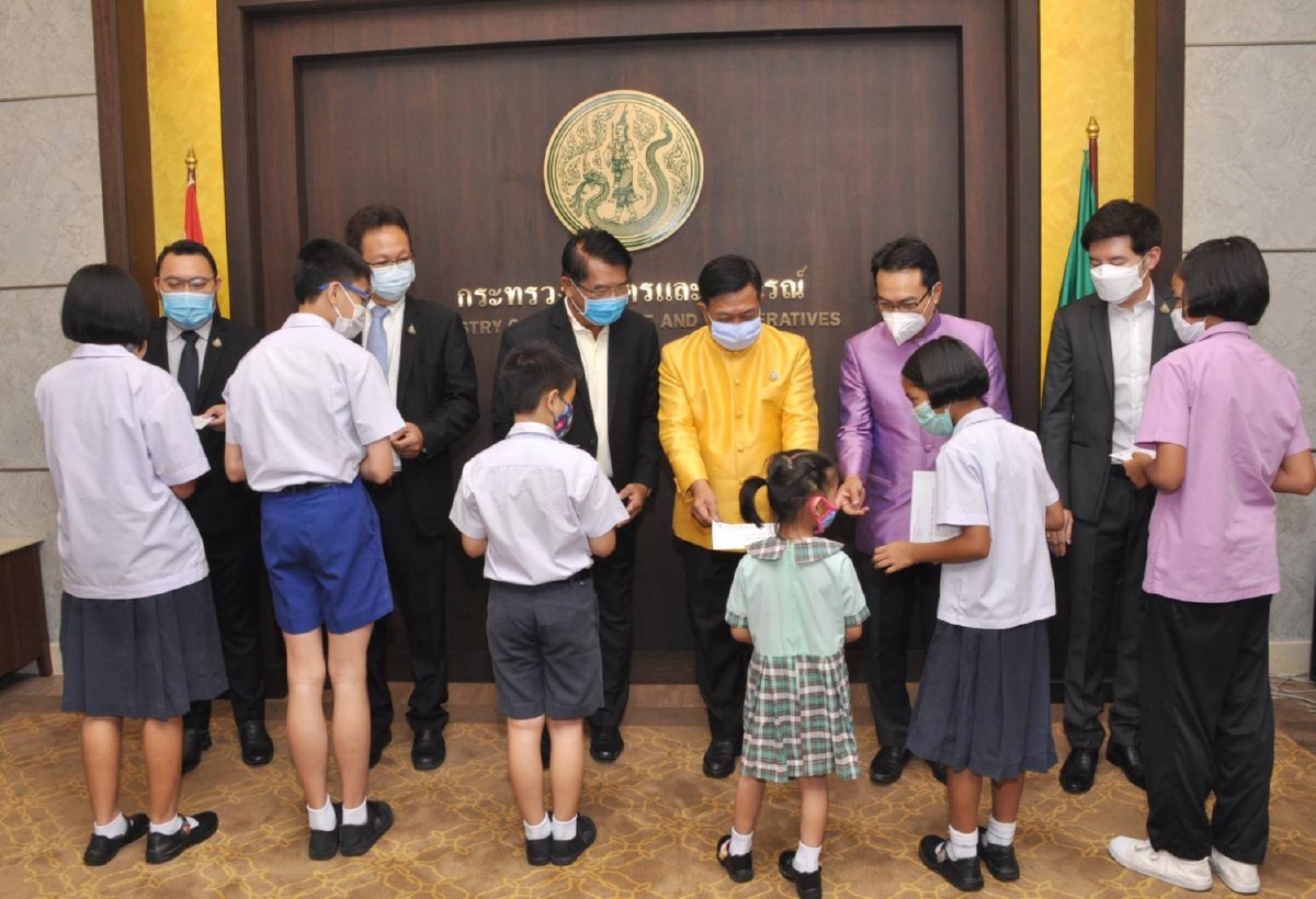 ชมรมช่างภาพการเมืองมอบทุนการศึกษาแบบใหม่“ส่งทุนถึงบ้านโอนถึงบัญชี” ชมรมช่างภาพการเมืองมอบทุนการศึกษาแบบใหม่“ส่งทุนถึงบ้านโอนถึงบัญชี”