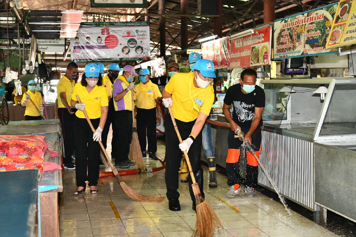 ผู้ว่าฯโคราช นำจิตอาสาล้างตลาดสด ลดเสี่ยงโควิด-19 ผู้ว่าฯโคราช นำจิตอาสาล้างตลาดสด ลดเสี่ยงโควิด-19