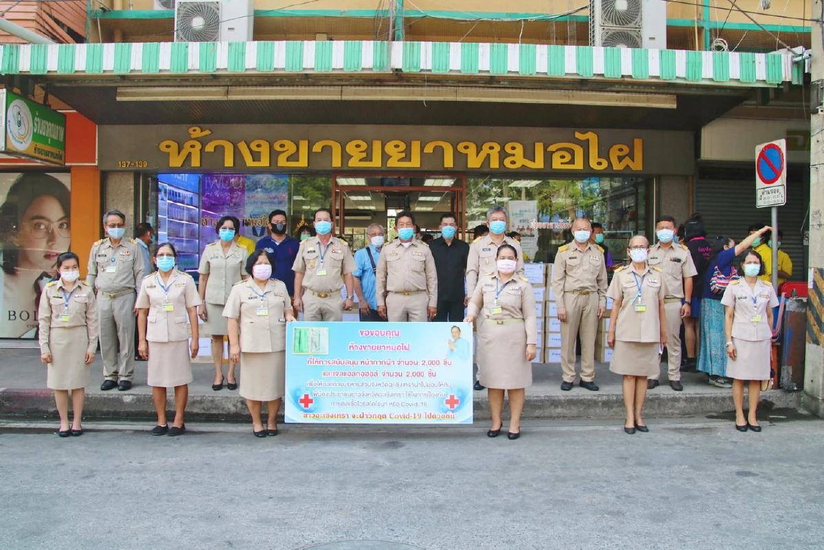 ร้านขายยาเก่าแก่ชื่อดังกลางเมืองแปดริ้วแจกหน้ากากผ้าสู้โควิด-19