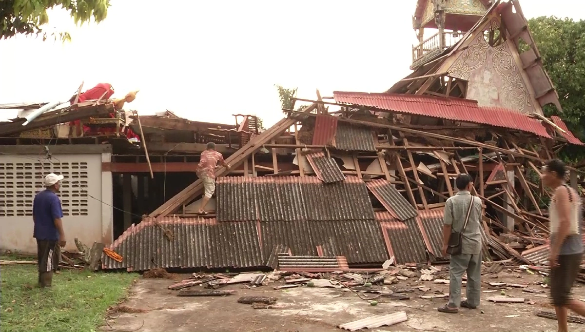พิษพายุฤดูร้อนถล่มสกลนครบ้านเรือนพังเสียหายหลายอำเภอ