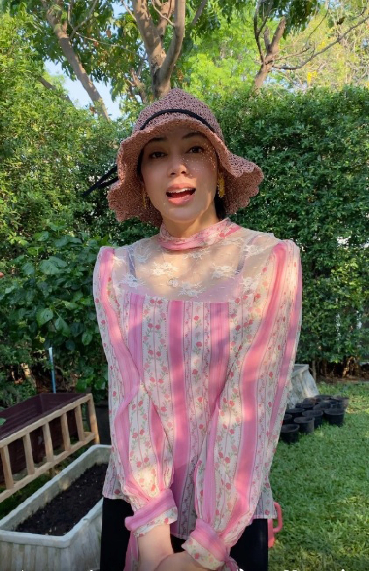 “ตั๊ก บงกช” ลงทุนพังสวนสามี เพื่อปลูกผักสวนครัวที่บ้าน