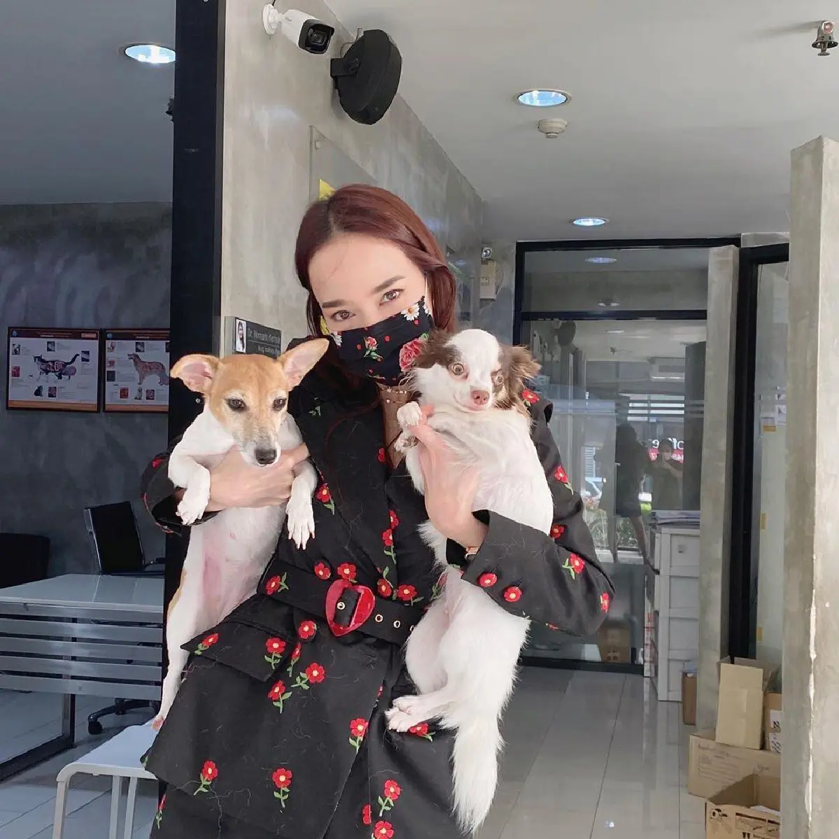 “อั้ม พัชราภา” สวย เป๊ะ ปัง! จัดเต็มสวยครบสูตรพาน้องหมาไปหาหมอ