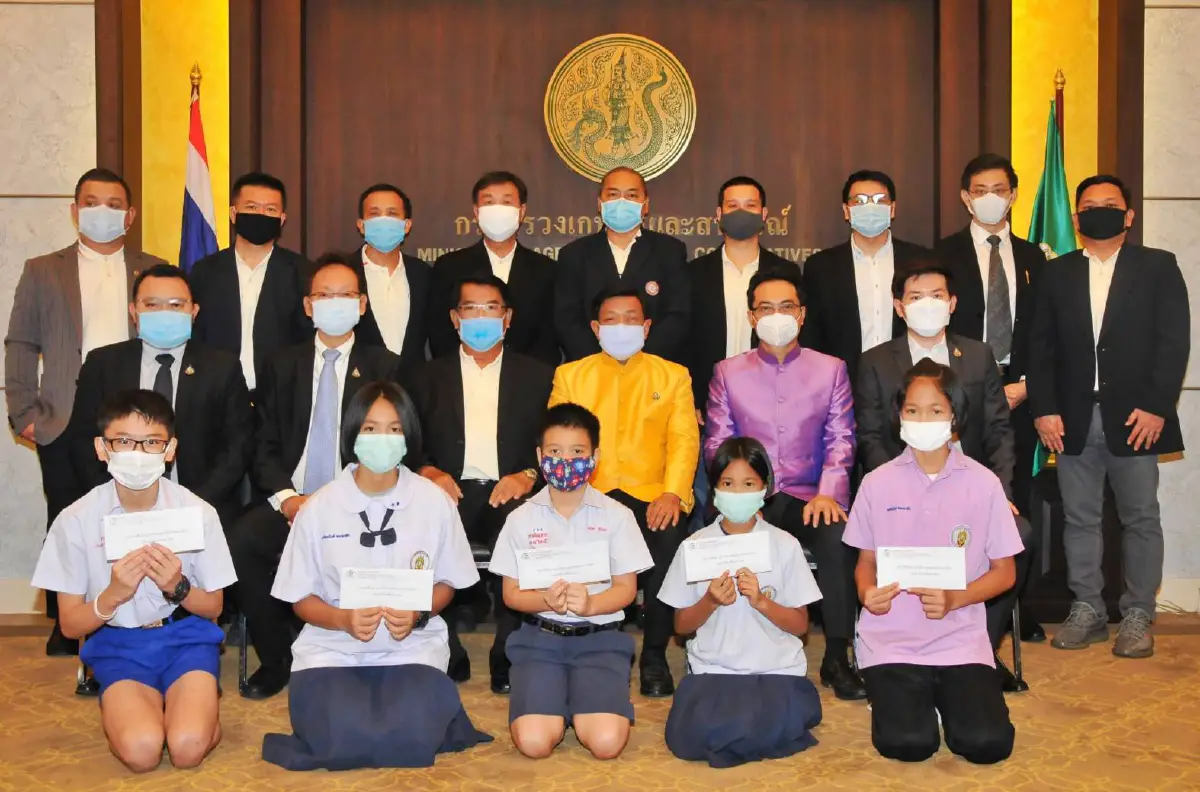 ชมรมช่างภาพการเมืองมอบทุนการศึกษาแบบใหม่“ส่งทุนถึงบ้านโอนถึงบัญชี”