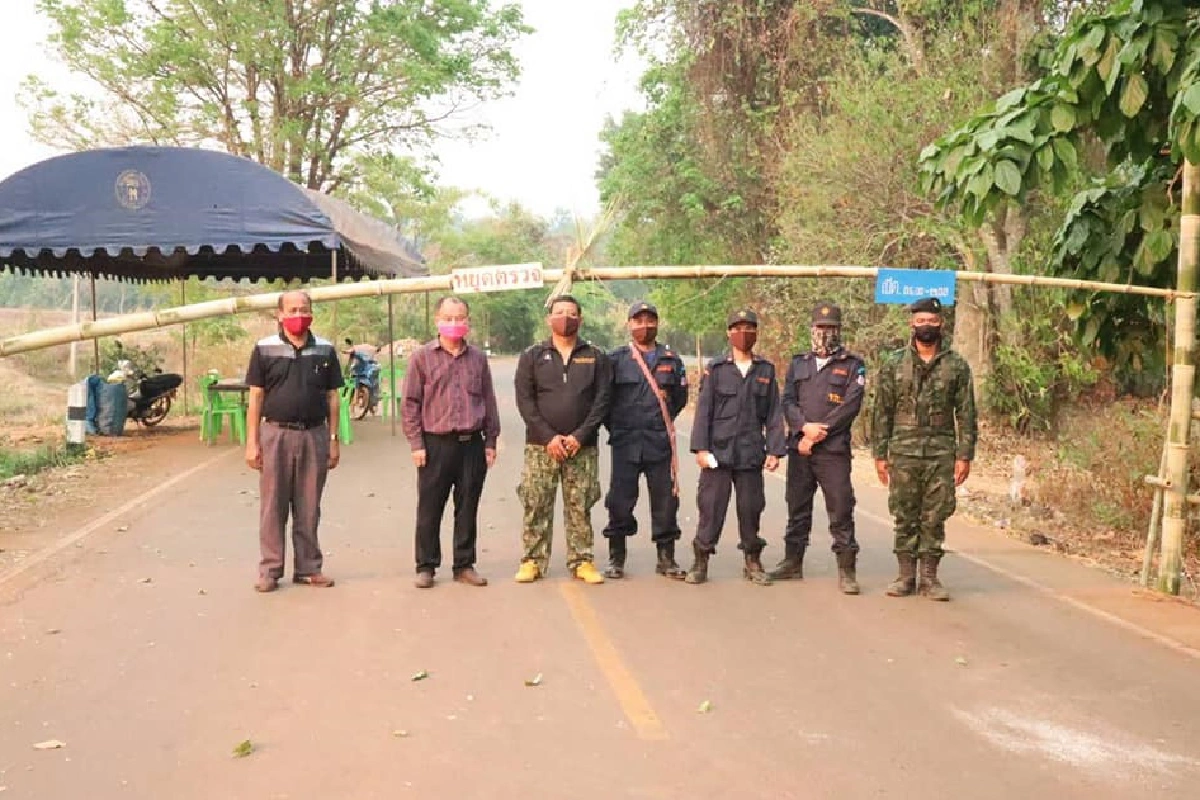 ชาวม้งปิดหมู่บ้านตั้งจุดคัดกรองสกัดโควิด-19 ใช้หุ่นไม้ช่วยปัดเป่าอีกแรง