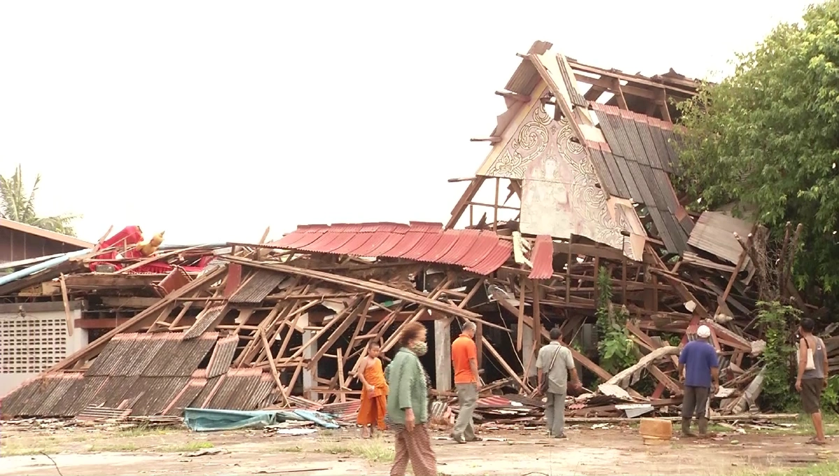 พิษพายุฤดูร้อนถล่มสกลนครบ้านเรือนพังเสียหายหลายอำเภอ