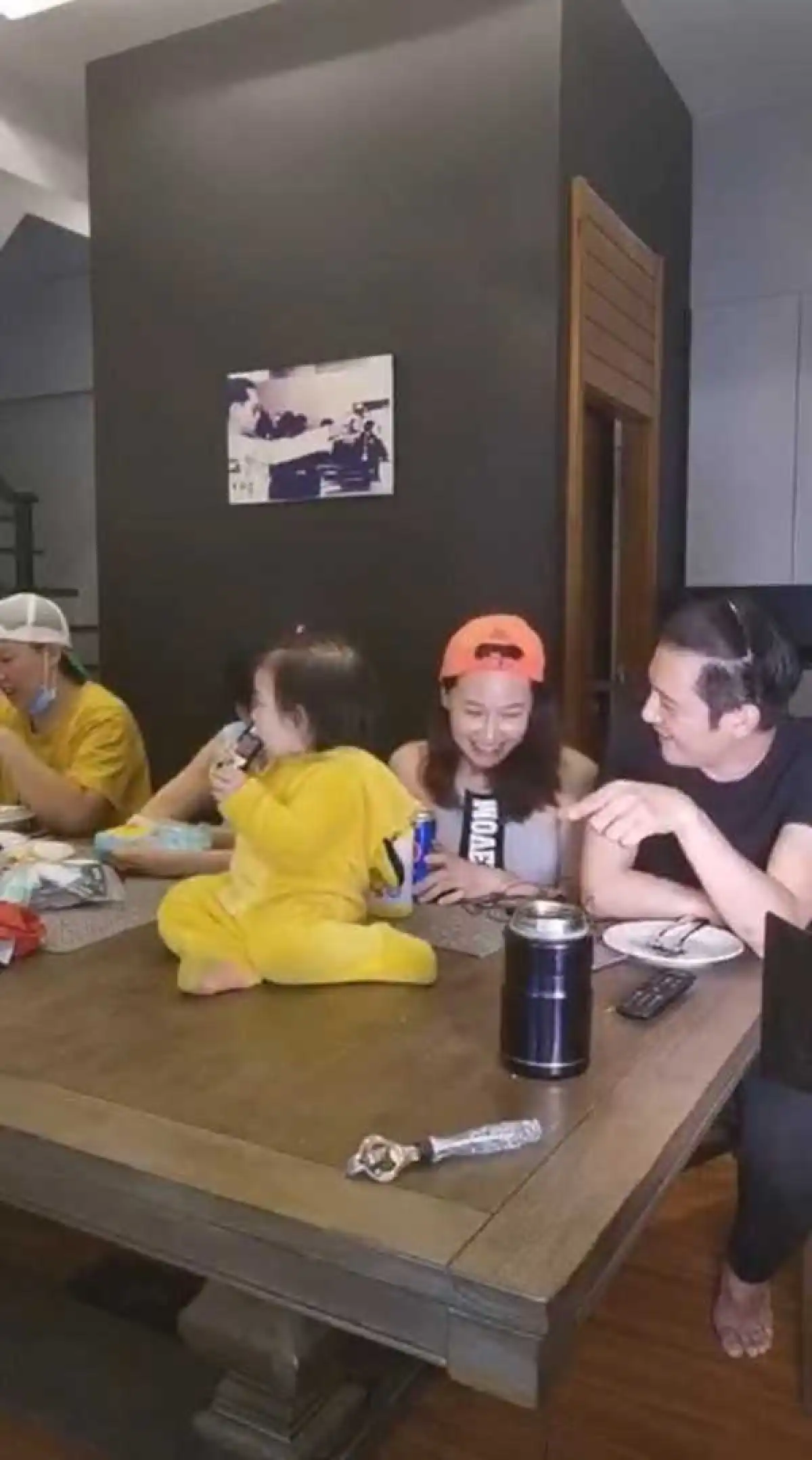  ยังรักกันดีจ้า! “ศรราม” ควงภรรยา “ติ๊ก” ไลฟ์ พร้อมโชว์หวานหอมหัว สยบข่าวลือ