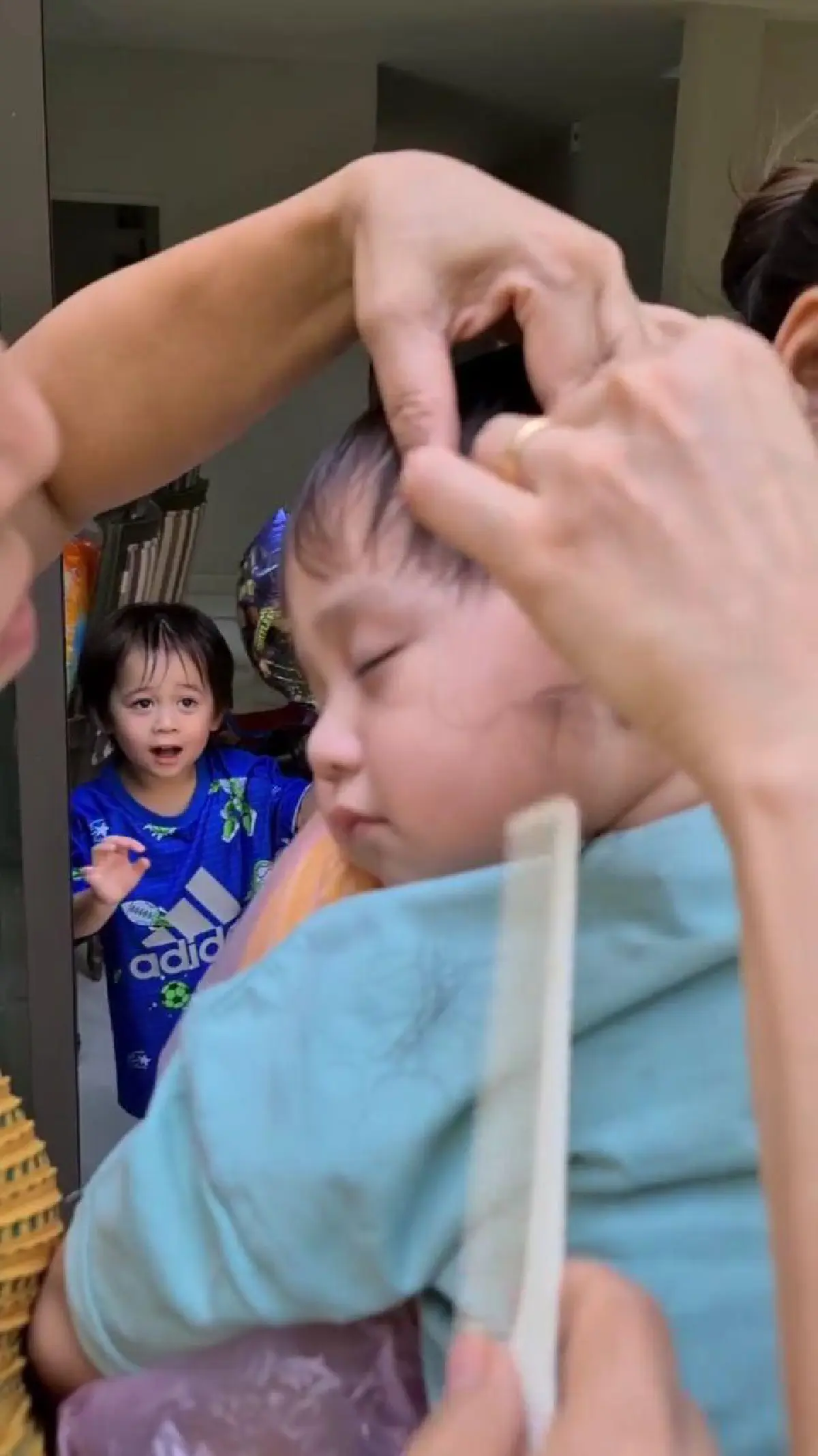 อารยาบาร์เบอร์! แม่ชมพู่ โชว์สกิลตัดผมให้ น้องสายฟ้า-พายุ ทรงที่ได้น่ารักไม่เบา