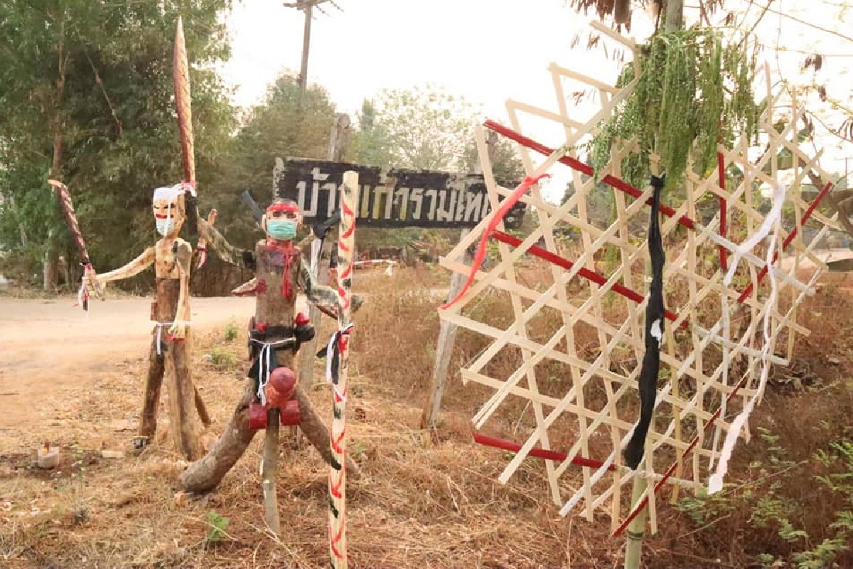 ชาวม้งปิดหมู่บ้านตั้งจุดคัดกรองสกัดโควิด-19 ใช้หุ่นไม้ช่วยปัดเป่าอีกแรง ชาวม้งปิดหมู่บ้านตั้งจุดคัดกรองสกัดโควิด-19 ใช้หุ่นไม้ช่วยปัดเป่าอีกแรง
