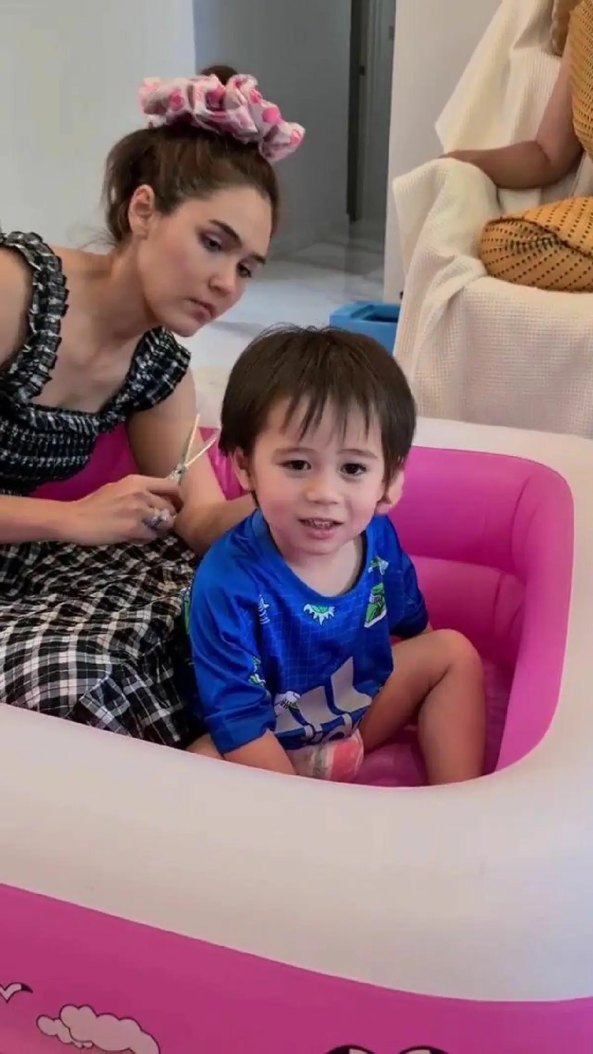 อารยาบาร์เบอร์! แม่ชมพู่ โชว์สกิลตัดผมให้ น้องสายฟ้า-พายุ ทรงที่ได้น่ารักไม่เบา