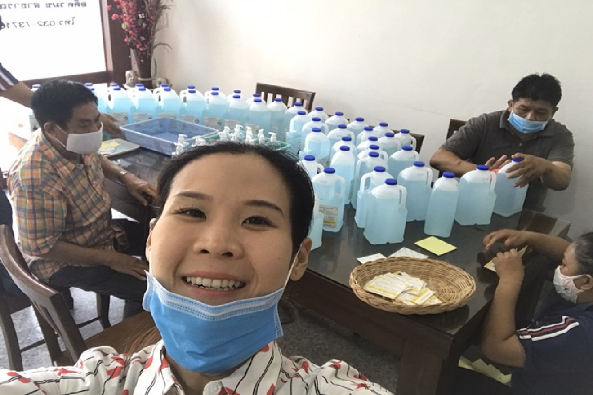 "ส.ส.กุลวลี" ระดมทีมงานบรรจุแอลกอฮอลล์แจกชาวบ้าน ฝากกำลังใจร่วมสู้โควิด-19 "ส.ส.กุลวลี" ระดมทีมงานบรรจุแอลกอฮอลล์แจกชาวบ้าน ฝากกำลังใจร่วมสู้โควิด-19