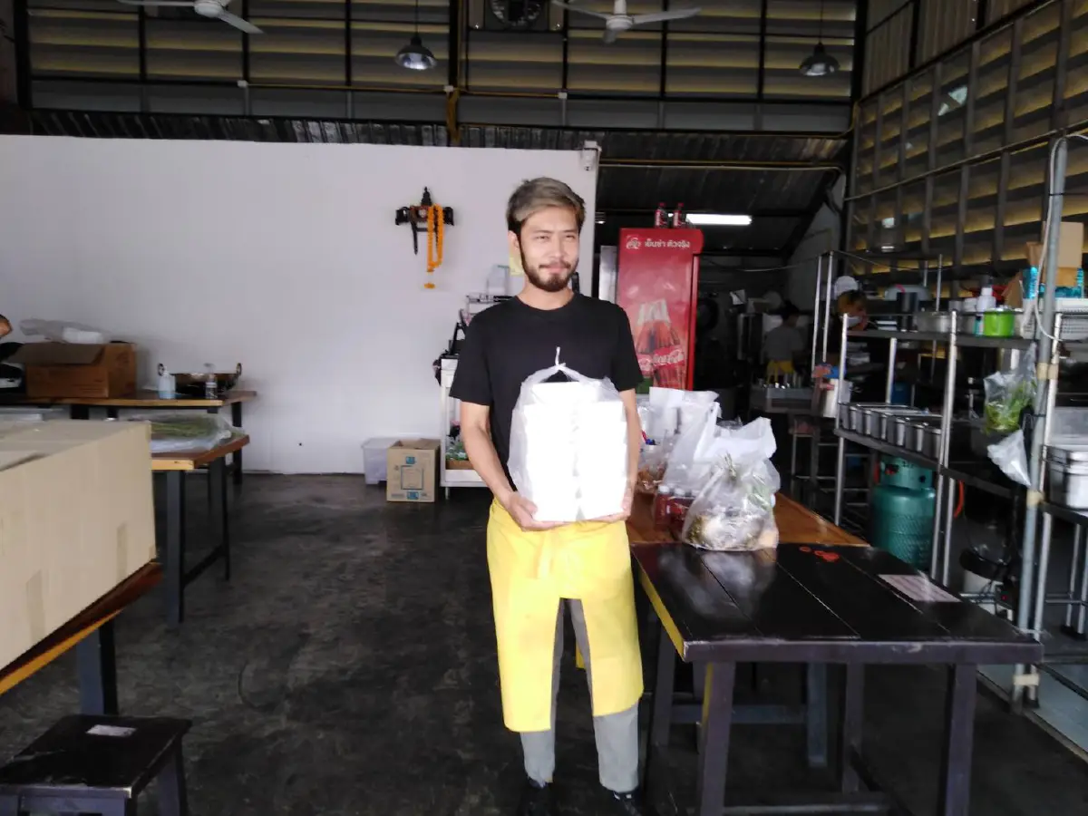 “เชฟยีสต์” พ่อครัวนนทบุเรี่ยนใจหล่อ ทำข้าวห่อต้านโควิด