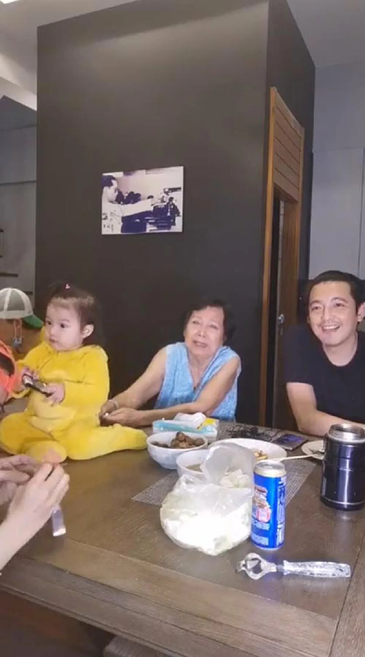  ยังรักกันดีจ้า! “ศรราม” ควงภรรยา “ติ๊ก” ไลฟ์ พร้อมโชว์หวานหอมหัว สยบข่าวลือ