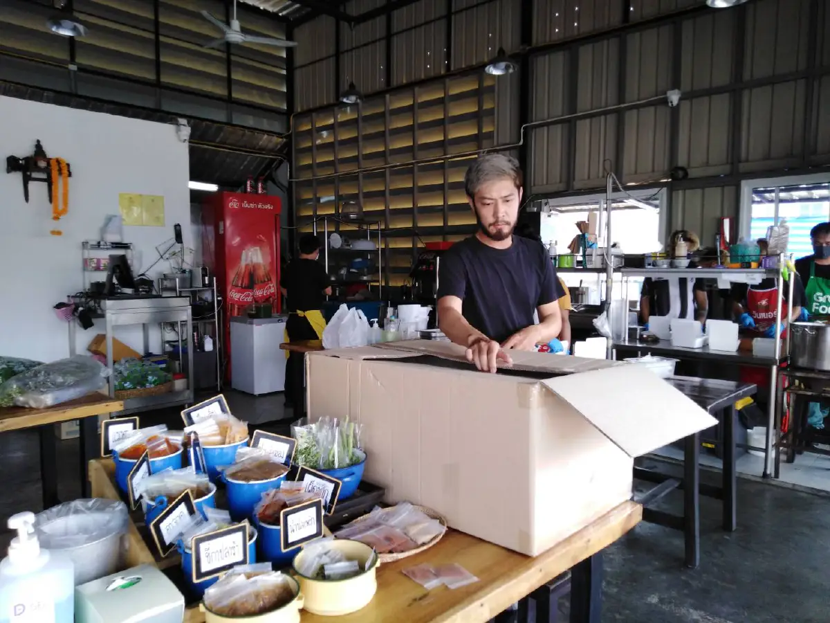 “เชฟยีสต์” พ่อครัวนนทบุเรี่ยนใจหล่อ ทำข้าวห่อต้านโควิด