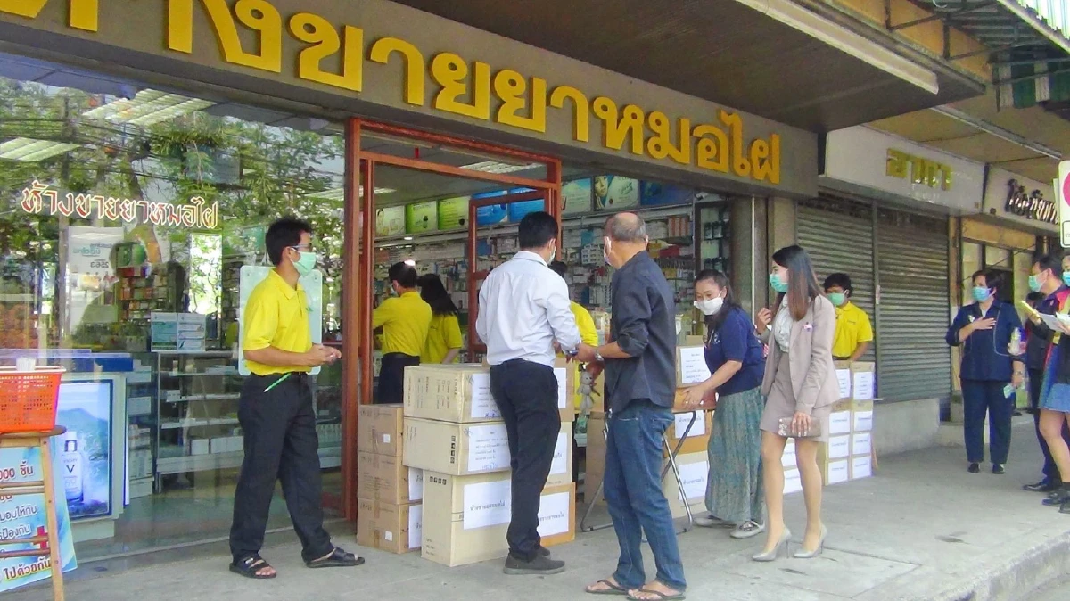 ร้านขายยาเก่าแก่ชื่อดังกลางเมืองแปดริ้วแจกหน้ากากผ้าสู้โควิด-19