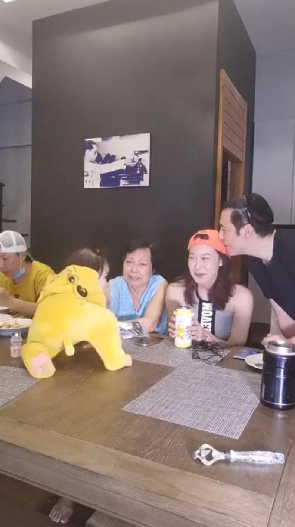  ยังรักกันดีจ้า! “ศรราม” ควงภรรยา “ติ๊ก” ไลฟ์ พร้อมโชว์หวานหอมหัว สยบข่าวลือ