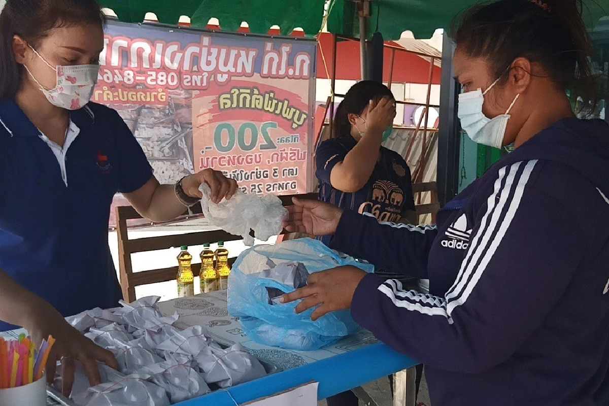 เจ้าของร้านวัสดุก่อสร้างทำอาหาร-น้ำผลไม้แจกฟรีช่วงโควิด-19