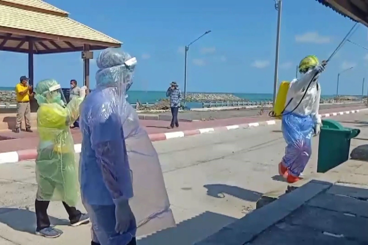 นครศรีฯฉีดพ่นฆ่าเชื้อในชุมชนเสี่ยงหลังพบผู้ติดโควิด-19รายที่6