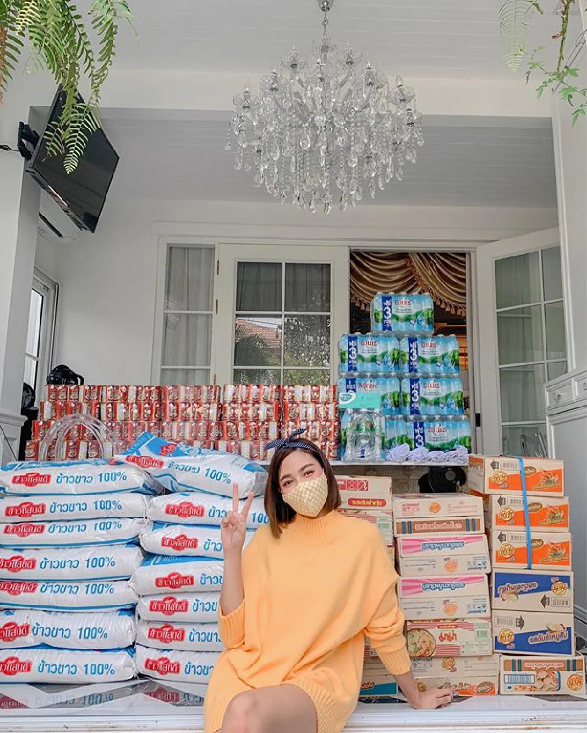 “ปุ๊กลุก ฝนทิพย์” แพ็คของเตรียมมอบให้คนที่เดือดร้อนในช่วงวิกฤตโควิด-19 