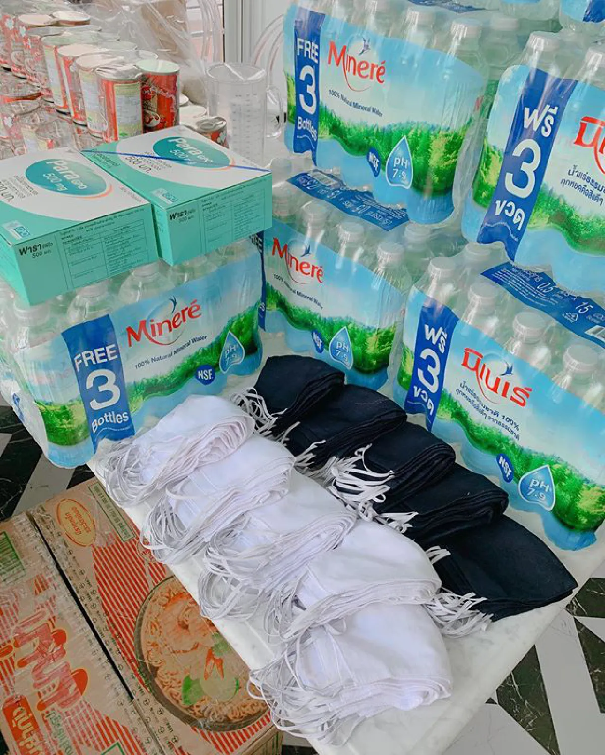 “ปุ๊กลุก ฝนทิพย์” แพ็คของเตรียมมอบให้คนที่เดือดร้อนในช่วงวิกฤตโควิด-19 