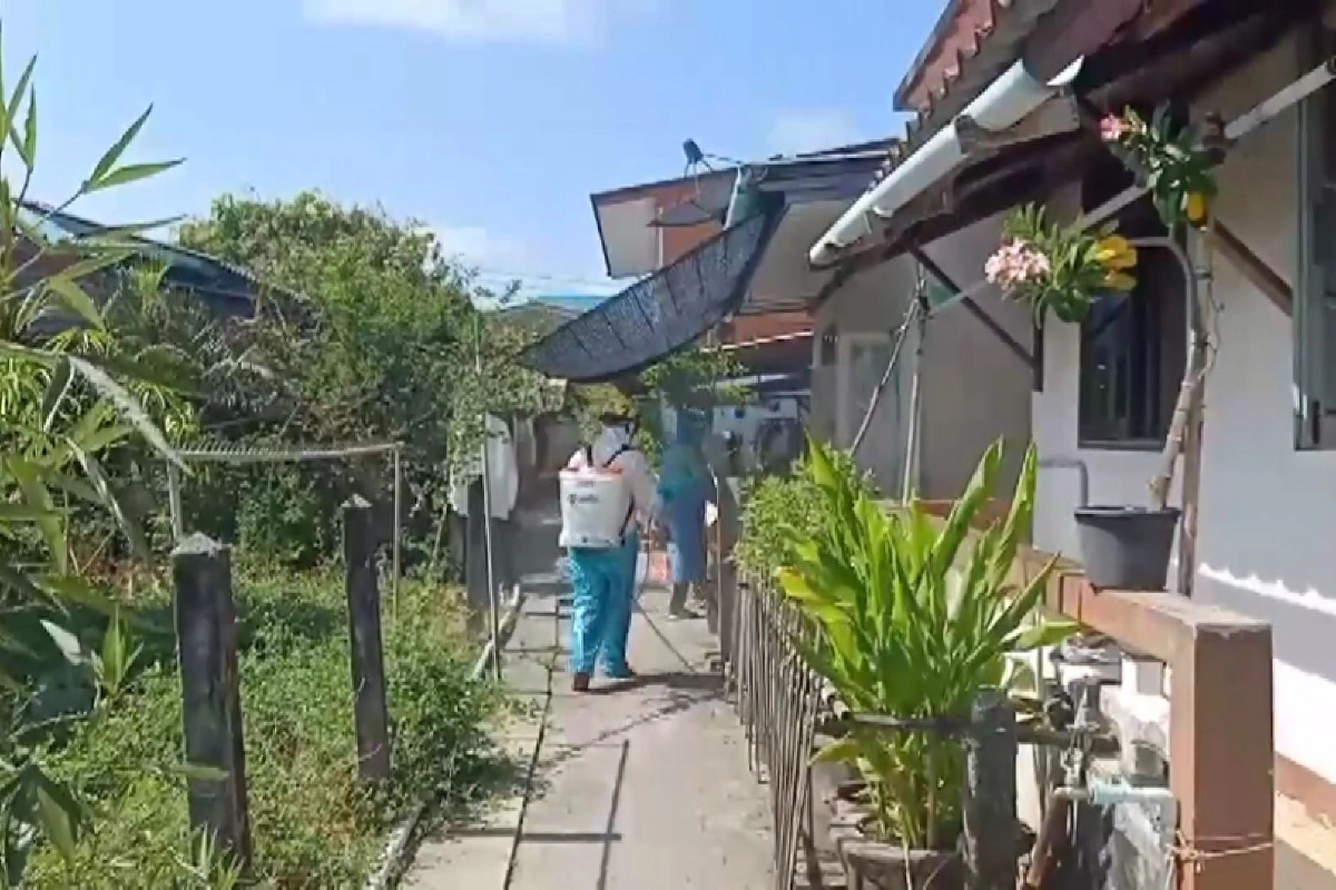 นครศรีฯฉีดพ่นฆ่าเชื้อในชุมชนเสี่ยงหลังพบผู้ติดโควิด-19รายที่6