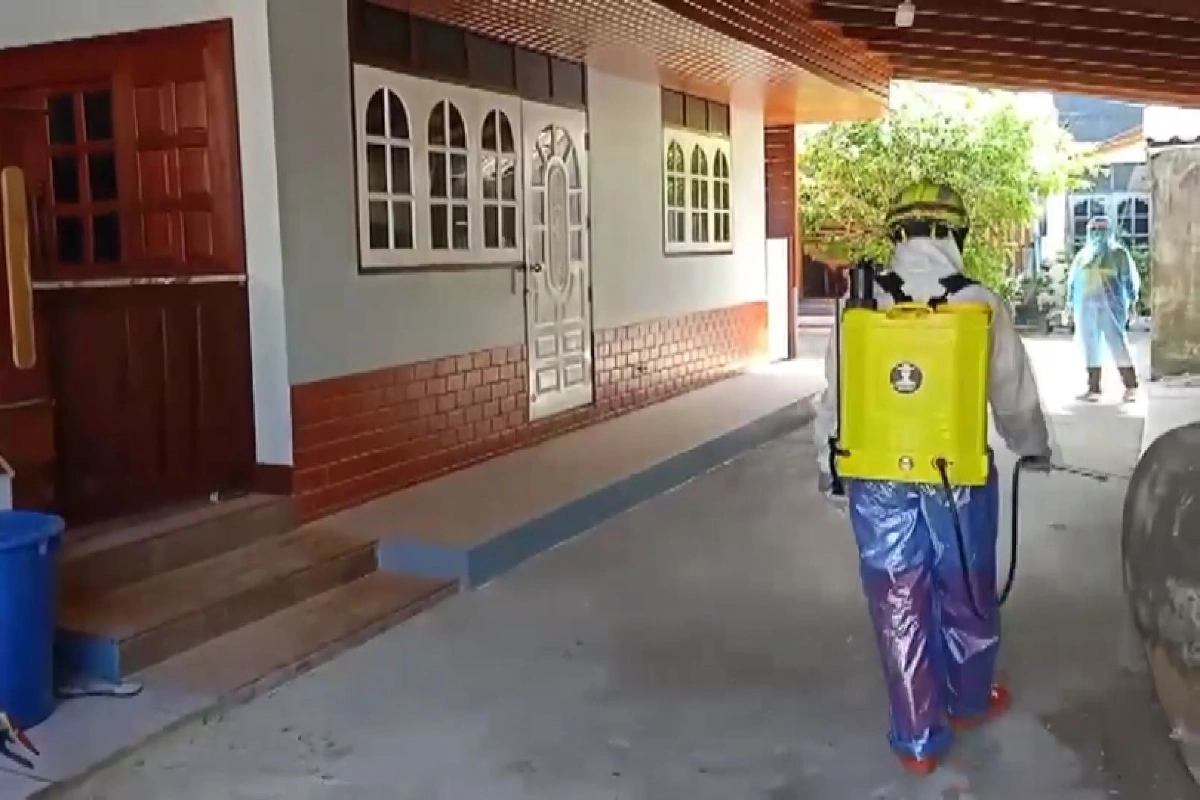 นครศรีฯฉีดพ่นฆ่าเชื้อในชุมชนเสี่ยงหลังพบผู้ติดโควิด-19รายที่6