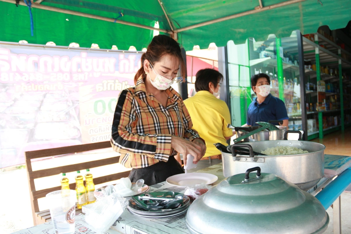 เจ้าของร้านวัสดุก่อสร้างทำอาหาร-น้ำผลไม้แจกฟรีช่วงโควิด-19