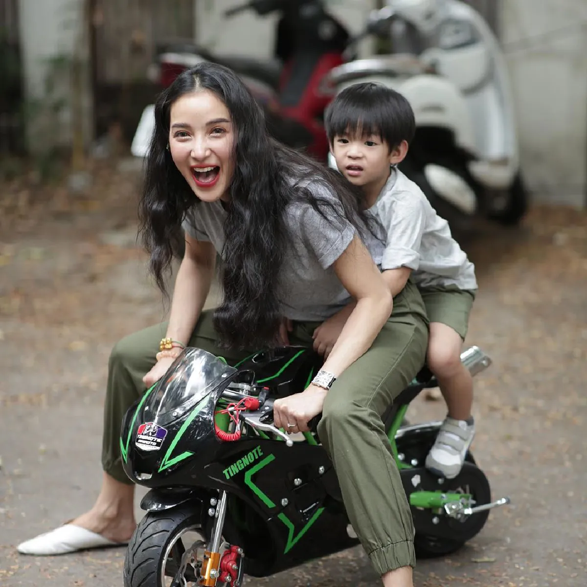 เพื่อนดาราส่งกำลังใจให้ แพท ณปภา หลังอดีตสามีขุดแชทไลน์แฉ