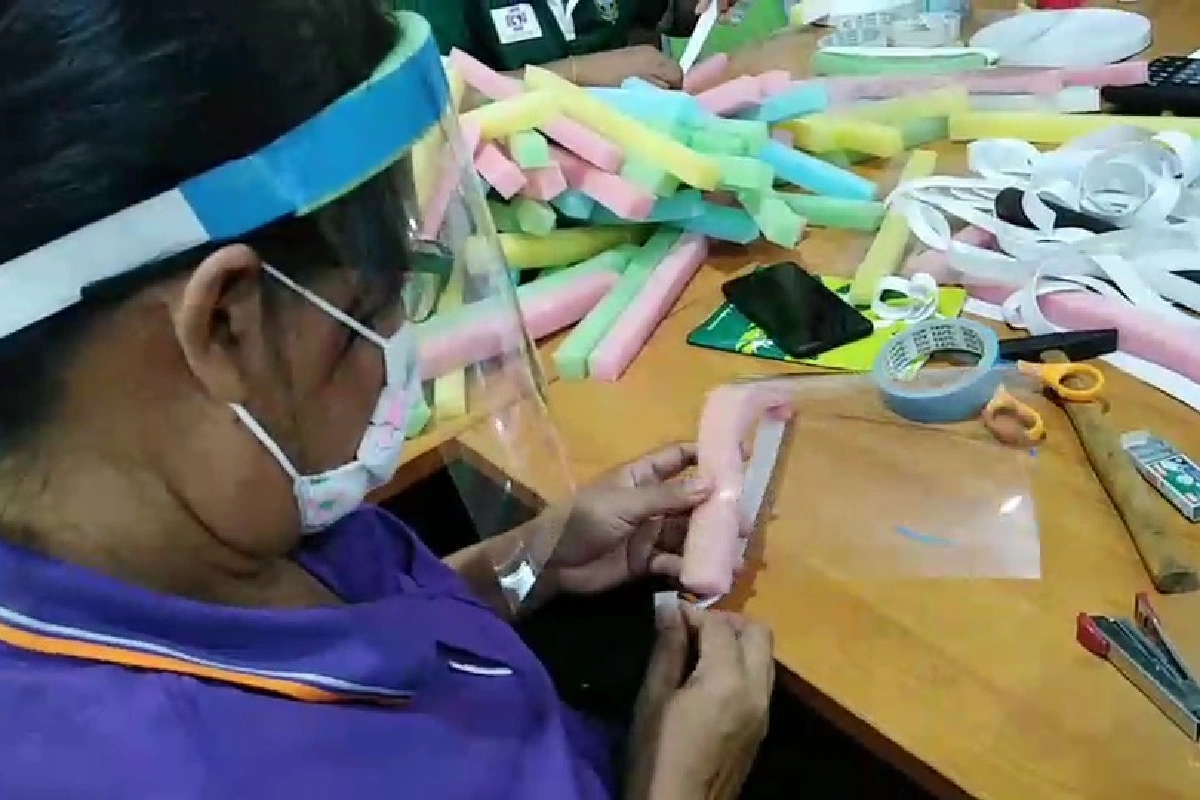 กศน.อำเภอจอมพระทำหน้ากากเฟสชิวแจกฟรีสู้โควิด-19