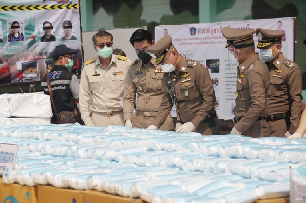 ตร.แถลงรวบผู้ต้องหาขายหน้ากากอนามัยเกินราคา ยึดเกือบ 8 แสนชิ้น ตร.แถลงรวบผู้ต้องหาขายหน้ากากอนามัยเกินราคา ยึดเกือบ 8 แสนชิ้น