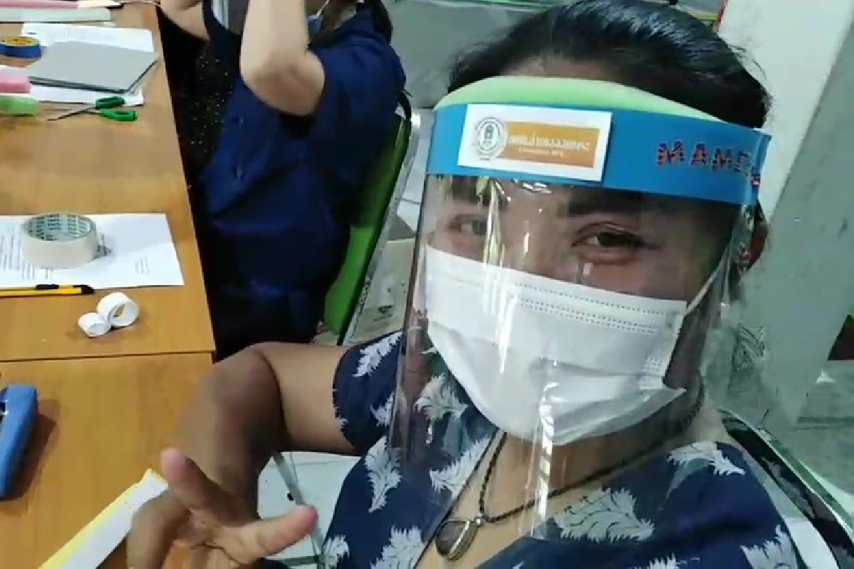 กศน.อำเภอจอมพระทำหน้ากากเฟสชิวแจกฟรีสู้โควิด-19