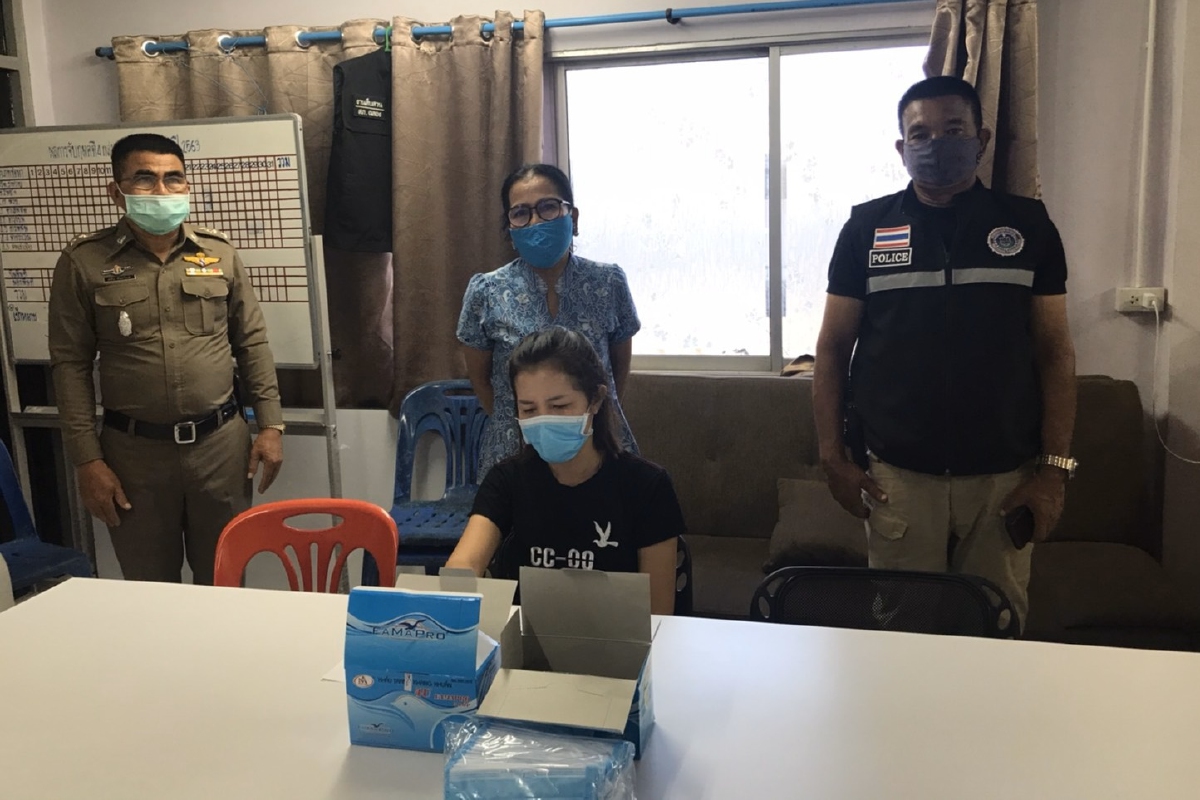 ตำรวจภูเก็ตจับสาว24ขายหน้ากากอนามัยเกินราคา ตำรวจภูเก็ตจับสาว24ขายหน้ากากอนามัยเกินราคา