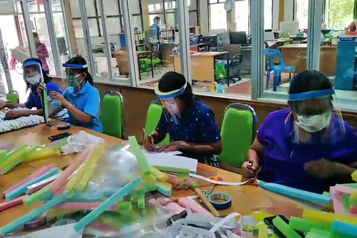 กศน.อำเภอจอมพระทำหน้ากากเฟสชิวแจกฟรีสู้โควิด-19