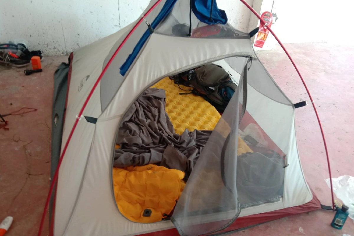 พิษโควิด! 3นักท่องเที่ยวรัสเซียกลับบ้านไม่ได้อาศัยศาลาตั้งศพหลังเก่าข้างเมรุวัด