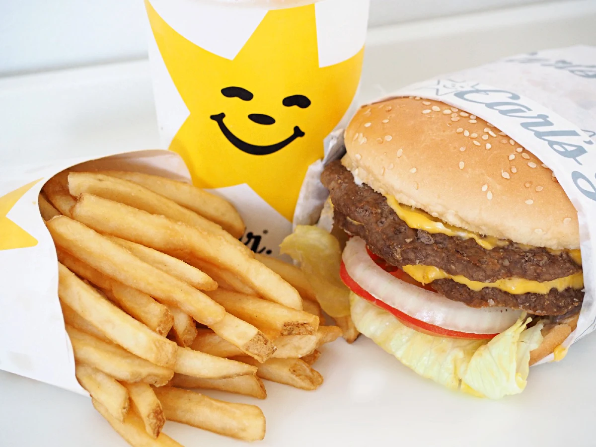 คาร์ลซ จูเนียร์ ส่งตรงเบอร์เกอร์เนื้อย่างบนเปลวไฟข้างในชุ่มฉ่ำ ย้ำโปรดีๆ ไม่มีกั๊ก