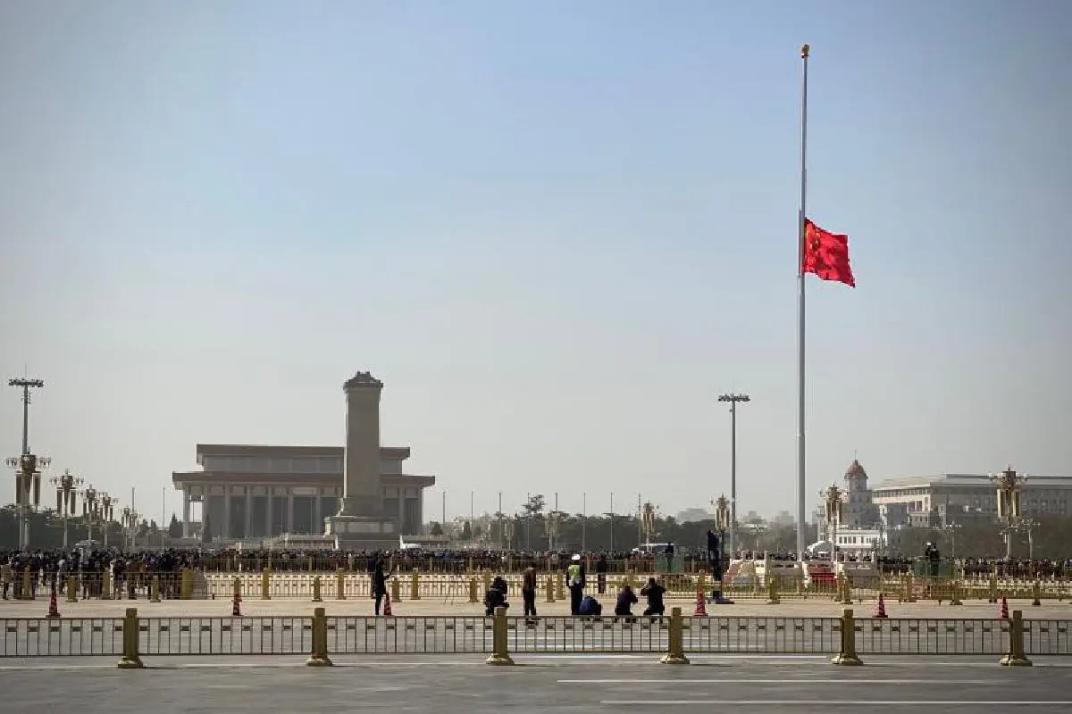 จีนสงบนิ่งทั้งประเทศ 3 นาที ไว้ทุกข์ผู้เสียชีวิตจากโควิด