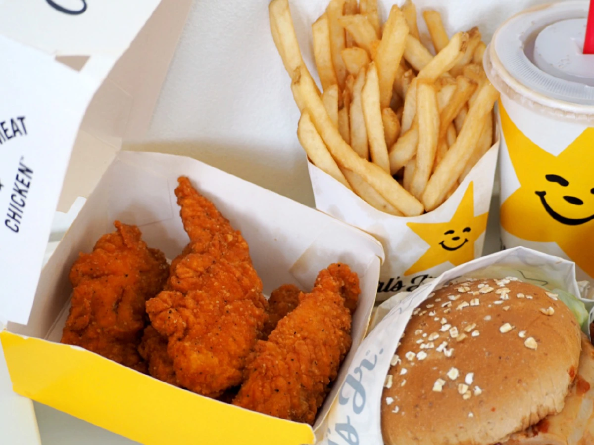 คาร์ลซ จูเนียร์ ส่งตรงเบอร์เกอร์เนื้อย่างบนเปลวไฟข้างในชุ่มฉ่ำ ย้ำโปรดีๆ ไม่มีกั๊ก