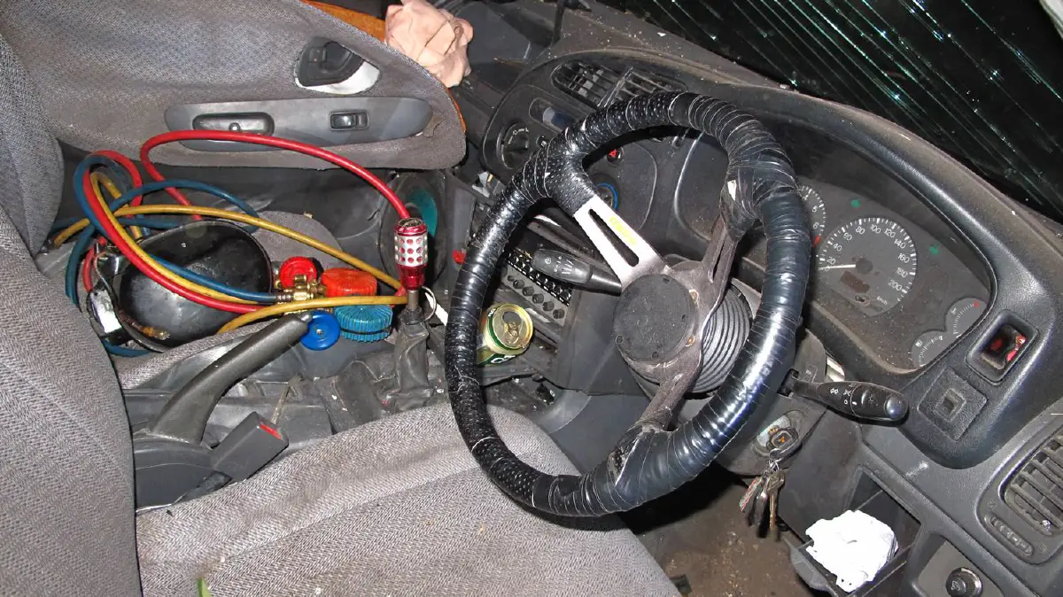 หนุ่มเมาซิ่งแหกด่านเคอร์ฟิวลำปาง สุดท้ายไปไม่รอดรถชนเสาไฟฟ้าเจ็บ